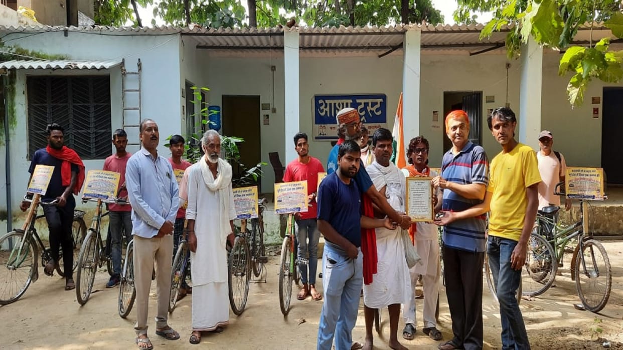 Varanasi News Tricolor cycle yatra for equal education reached in Varanasi