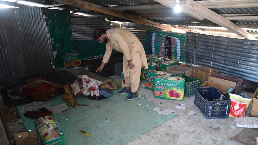 shopian target killing: two up laborer shot dead by terrorists