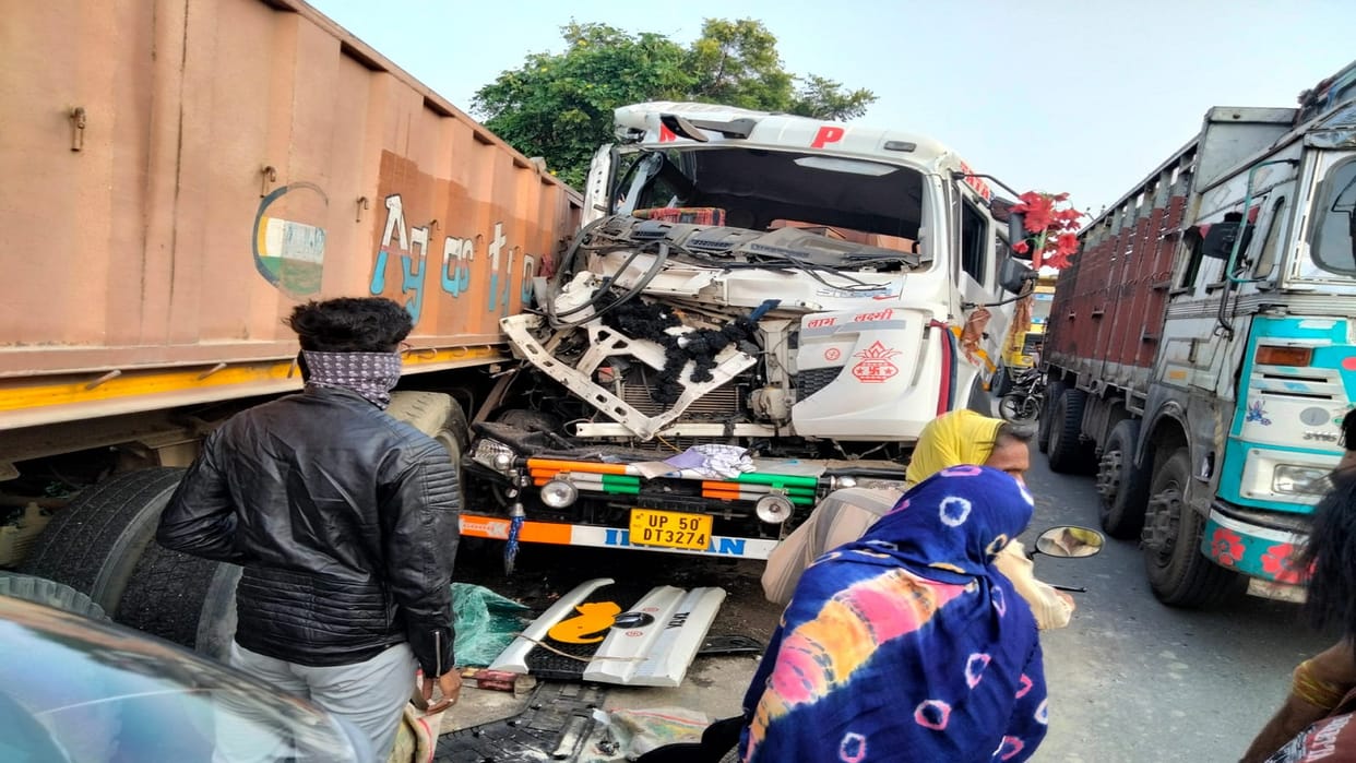 Accident in jaunpur Driver dies due to trailer collision Jam on Azamgarh Jaunpur road