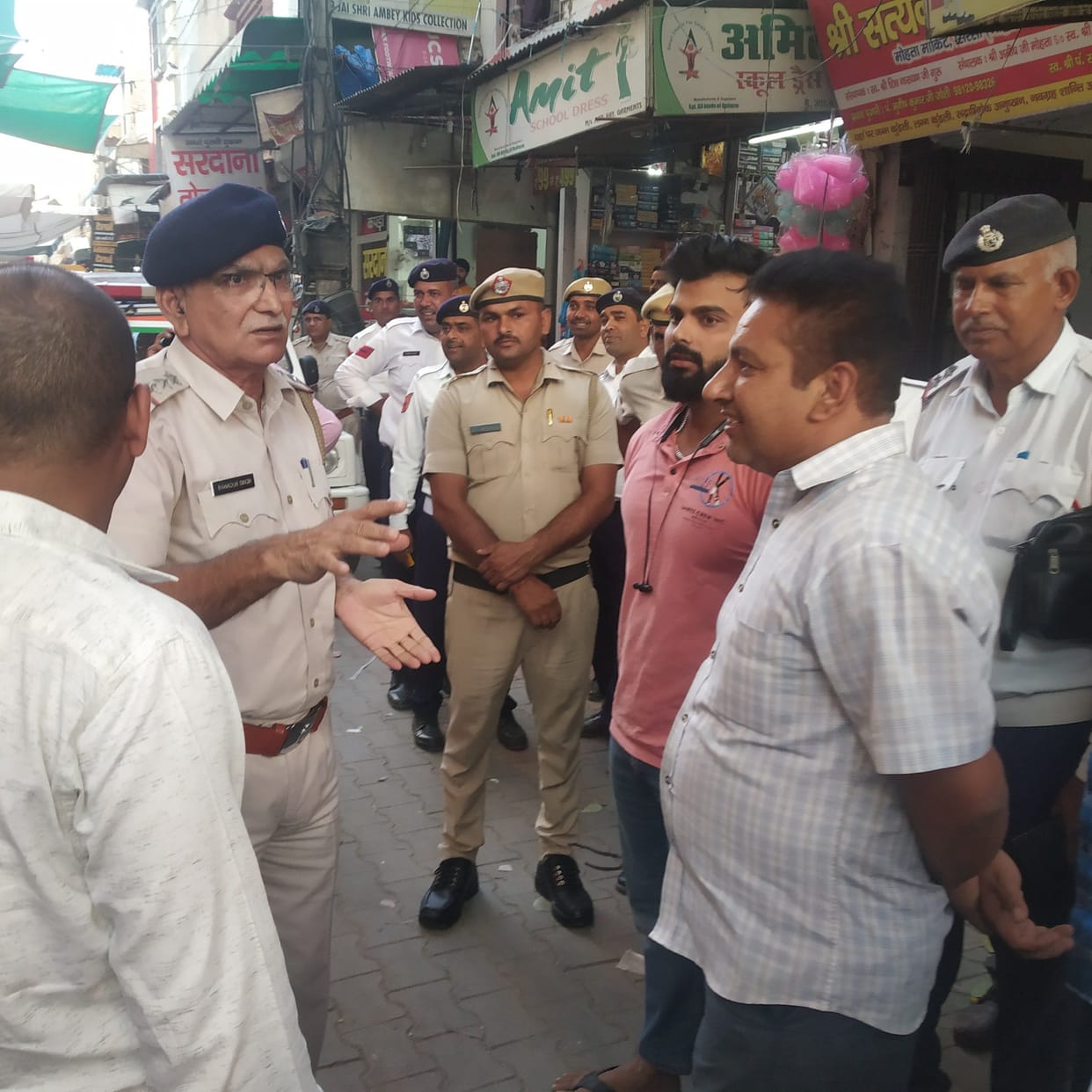 Police arrived to remove encroachment, it took a quarter of an hour to cross two markets