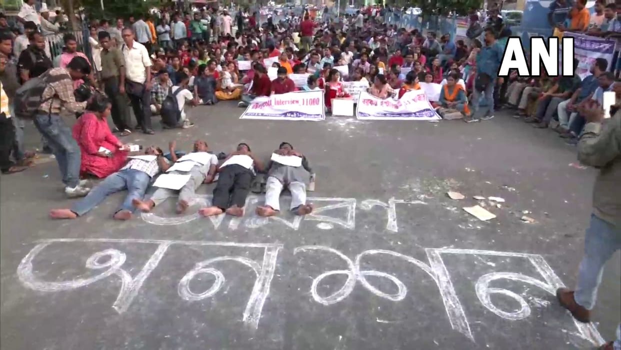 West Bengal TET-2014 qualified students hold protest against state govt