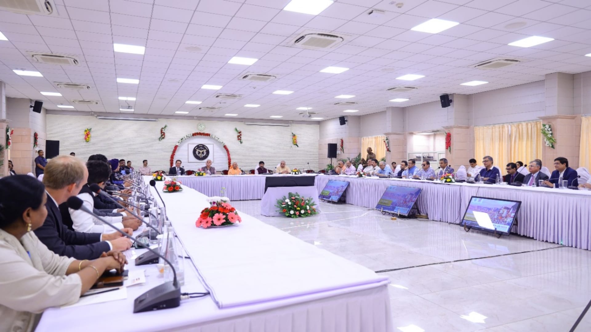 US represntative group meet to CM Yogi Adityanath to invest in Uttar Pradesh.