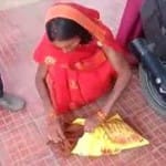 कलेक्टर ऑफिस में बच्चे के शव लेकर पहुंचे परिजन।