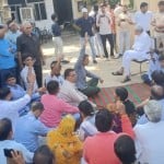 थाने के बाहर धरने पर बैठे लोग।