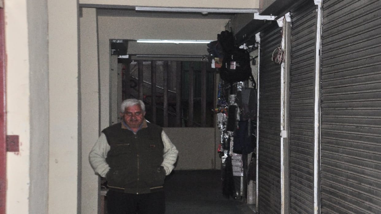 Selling goods on the road by putting locks on new shops
