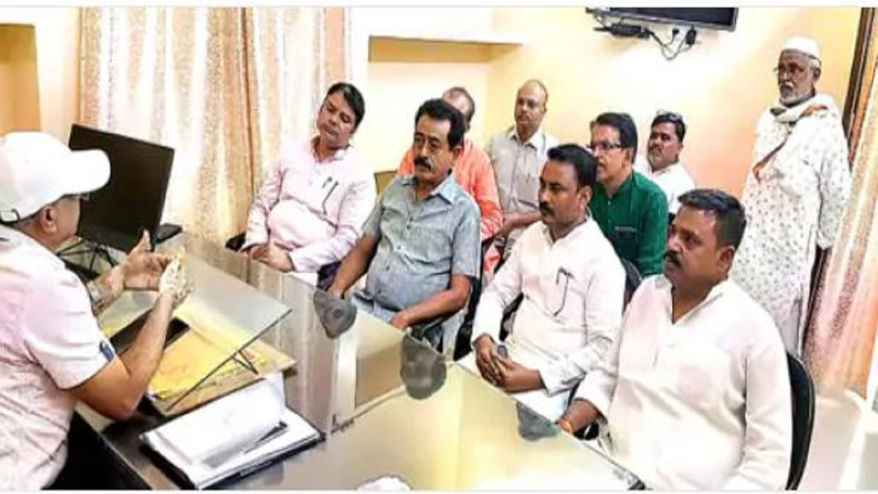 samajwadi party objected to the voter list of the civic body in varana SP workers met the officials