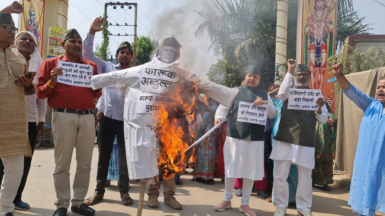 Bharatiya Awam Party burnt the effigy of Farooq Abdullah Said The purpose of handing over Kashmir to Pakis
