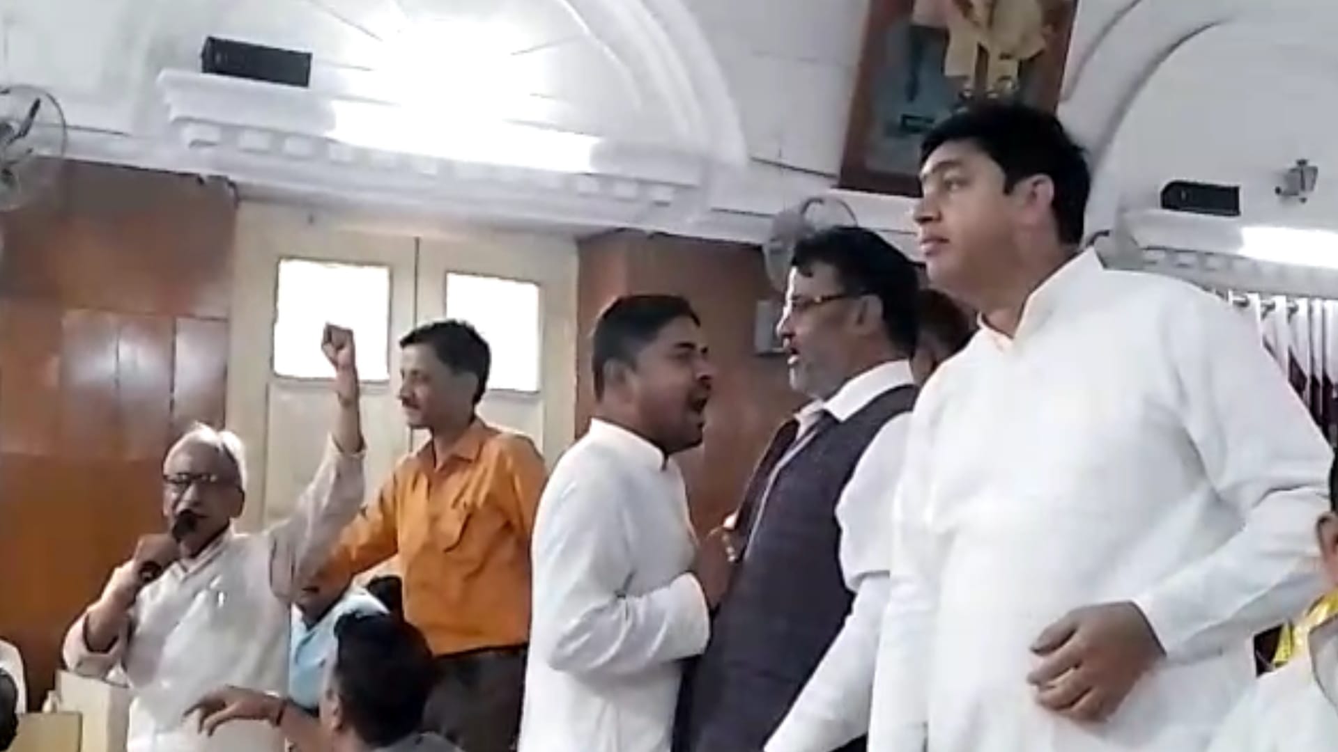Meerut: Nigum board meeting ends with uproar, members clashed with each other