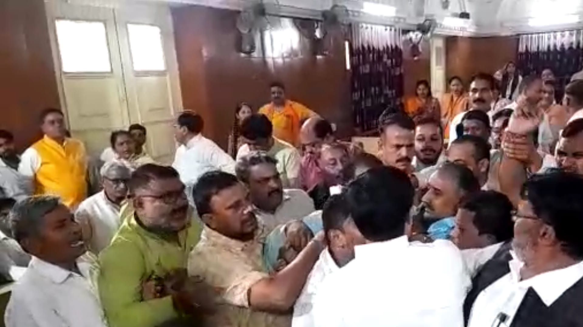Meerut: Ruckus in board meeting of Nagar Nigam and Municipal Commissioner saved his life by running away