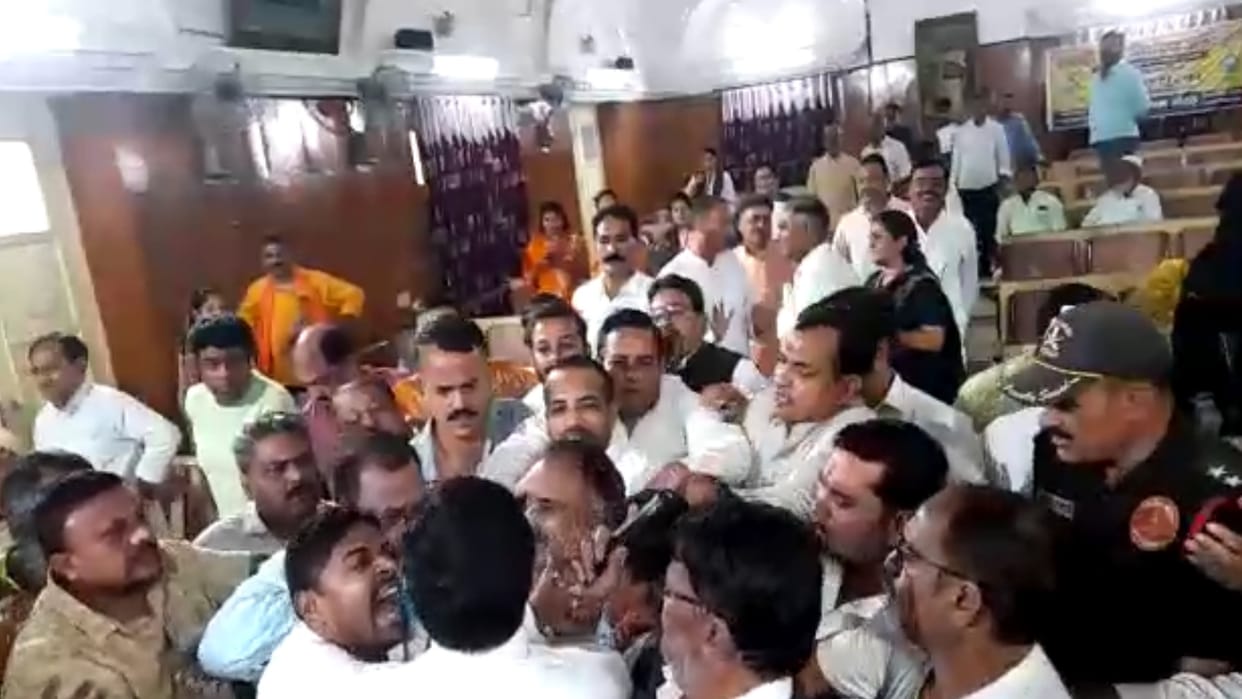 Meerut: Nigum board meeting ends with uproar, members clashed with each other
