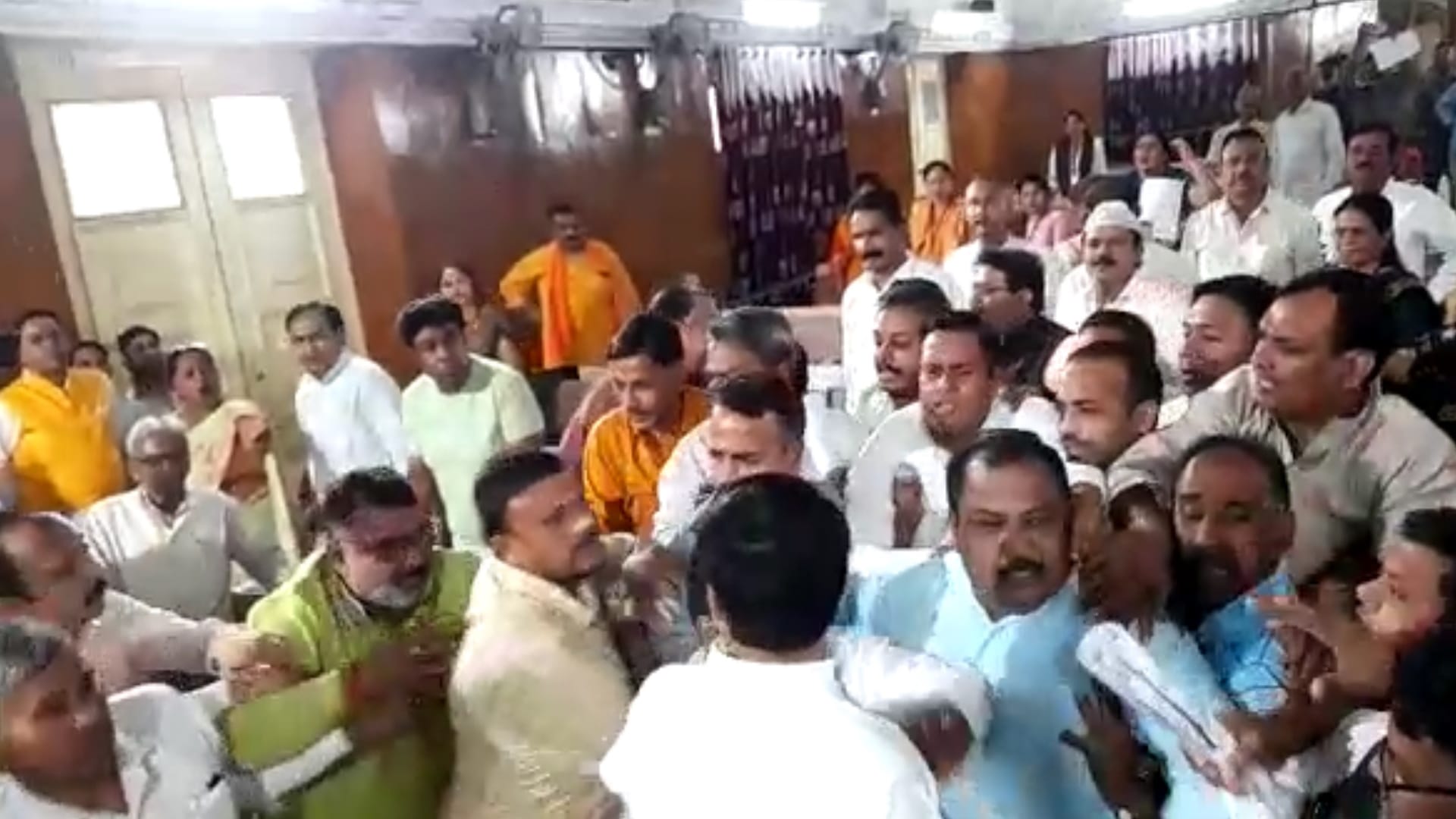 Meerut: Nigum board meeting ends with uproar, members clashed with each other