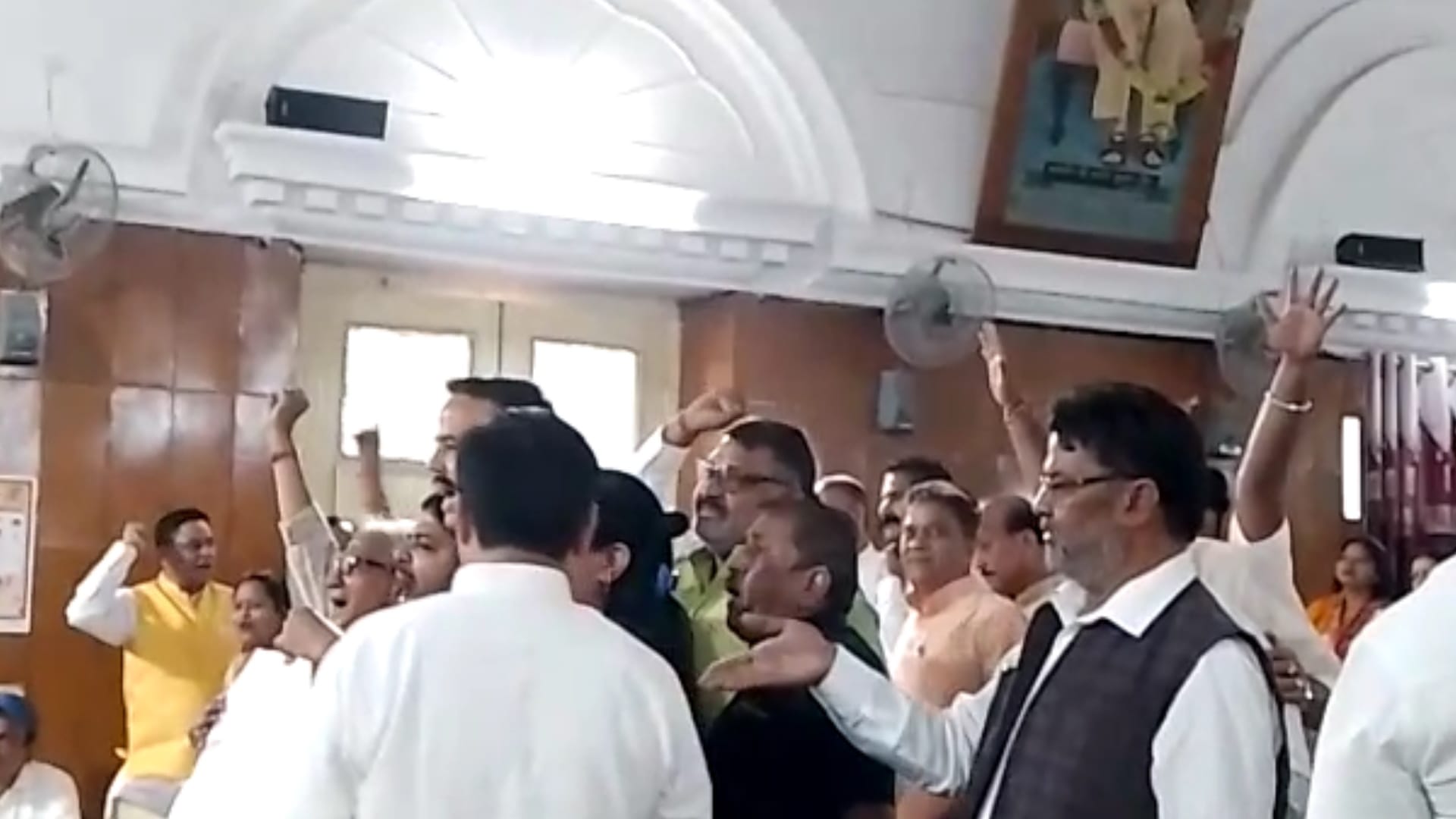 Meerut: Nigum board meeting ends with uproar, members clashed with each other