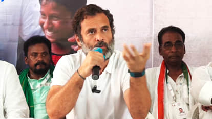 आंध्र प्रदेश में प्रेस कॉन्फ्रेंस के दौरान कांग्रेस नेता राहुल गांधी