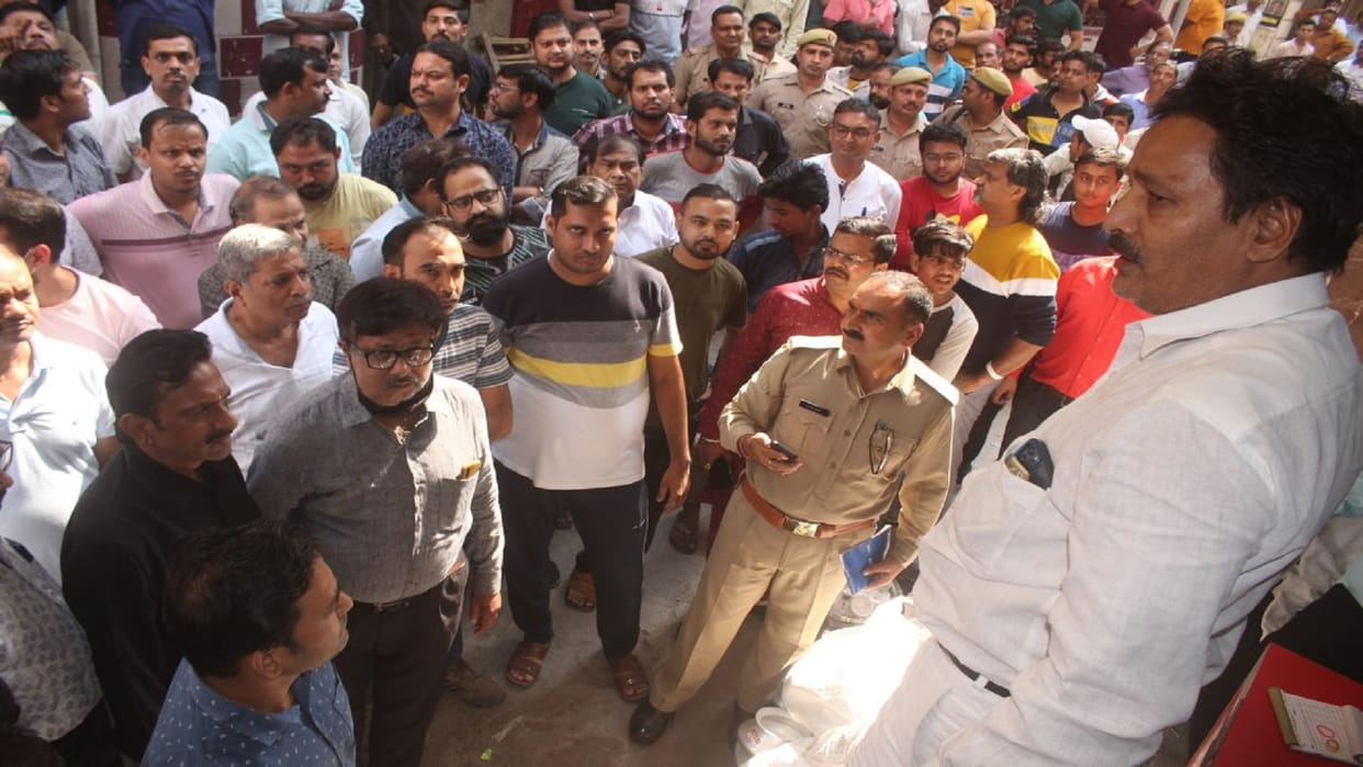 SIB raids on two establishments of utensils trader traders created ruckus sat on dharna