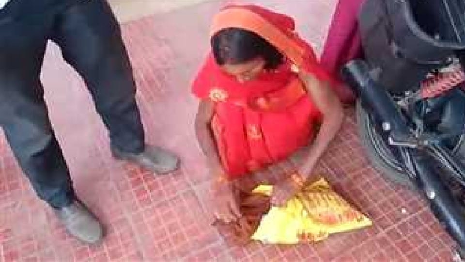 The father reached the collectorate by placing the child's body in the trunk of the bike