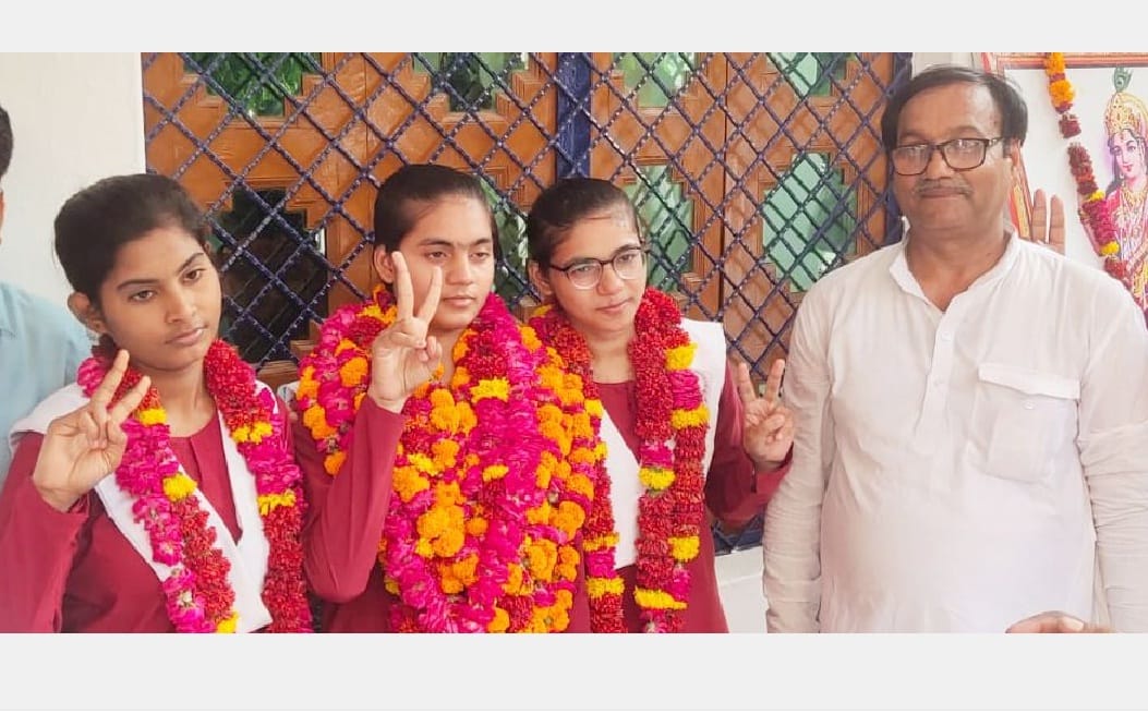 UP Board Result 2022, Divyanshi's twin sister Divya became state topper