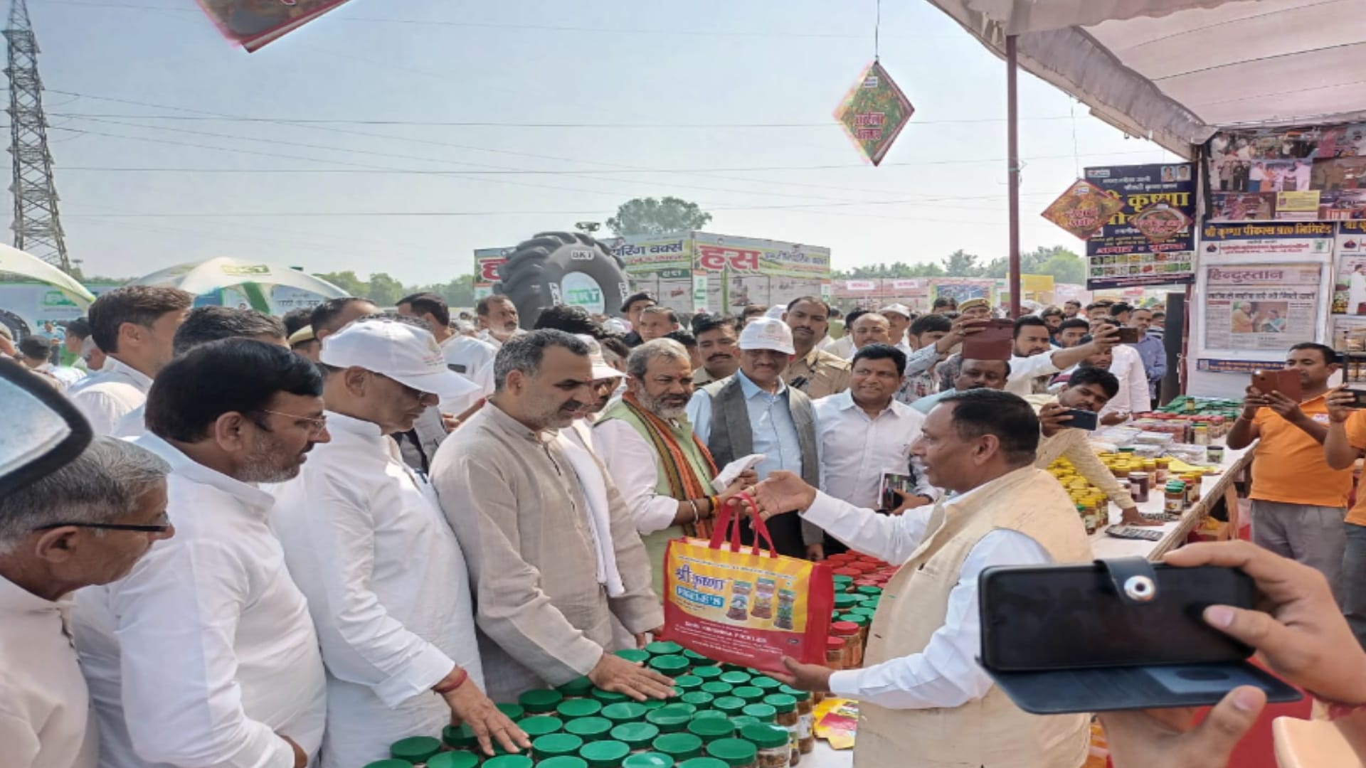 Meerut Kisan Mela news, Red lady finger attracted people and pickle aunt is being praised a lot