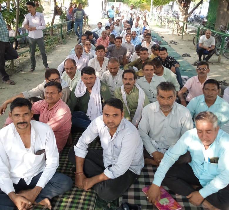 Mill workers remained on dharna for the sixth day