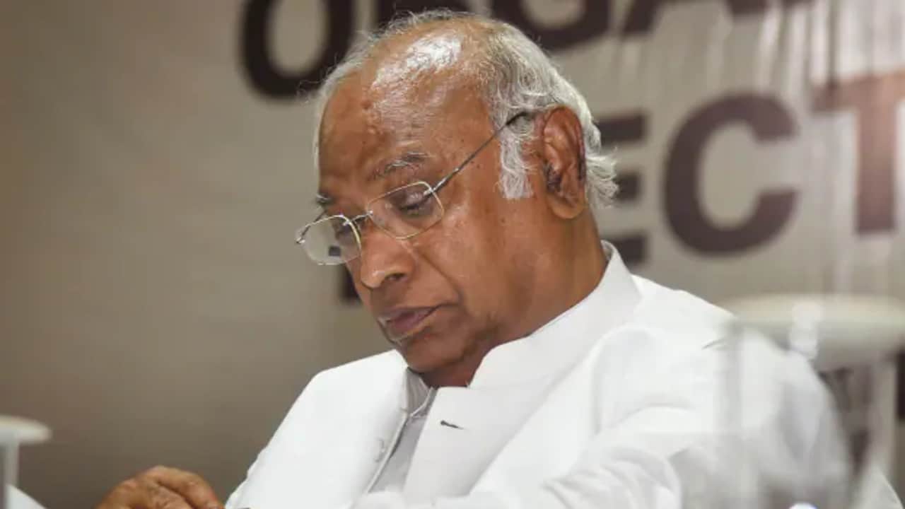 Fought for workers, believes in Buddhism, know the story of new Congress President Mallikarjun Kharge