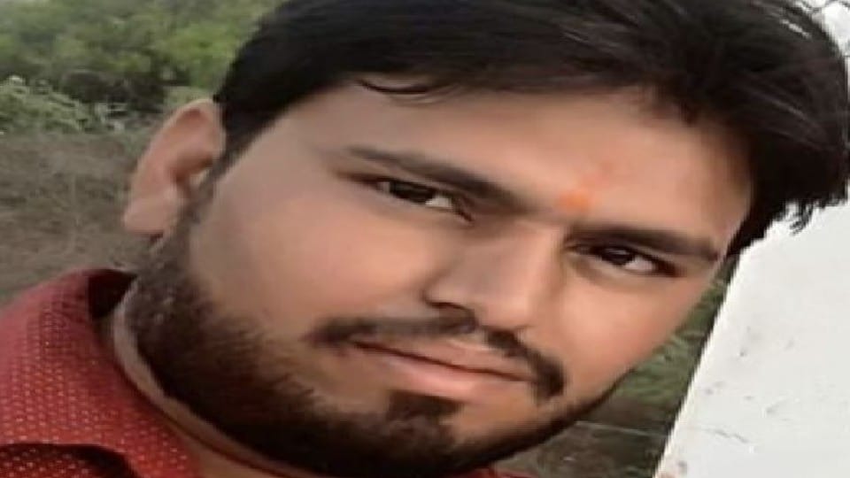 Agra transporter jumped from moving train at Firozabad railway station
