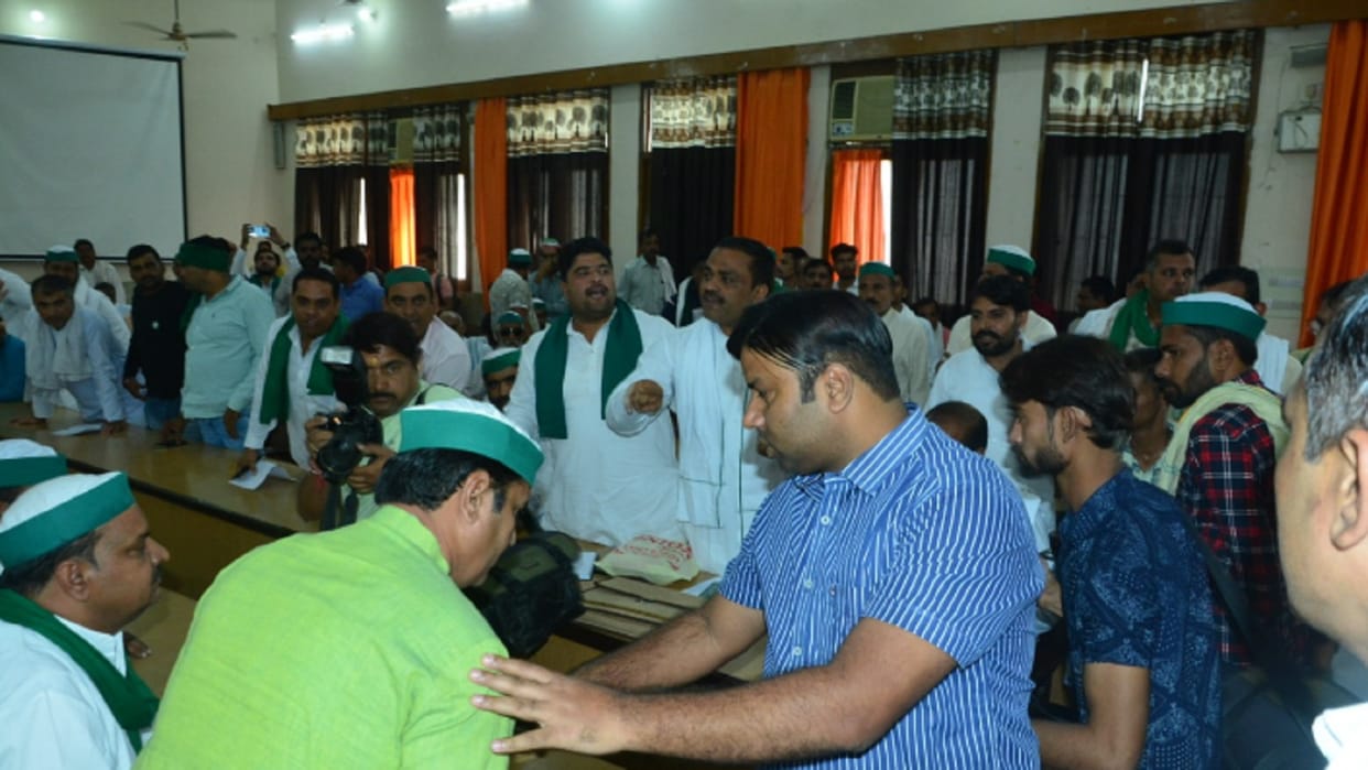 Farmer Day: DM left the meeting of farmer and BKU workers sitting on dharna