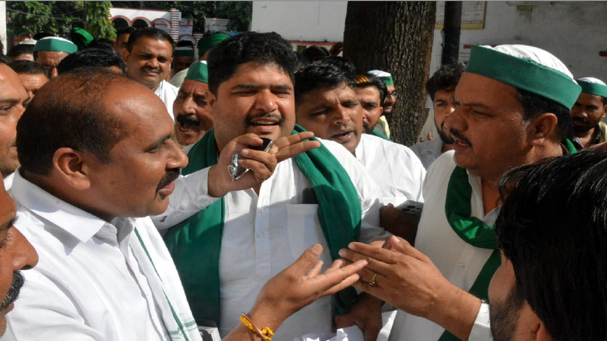 Muzaffarnagar: Conflict broke out between BKU leaders during meeting of Farmer Day and see photos