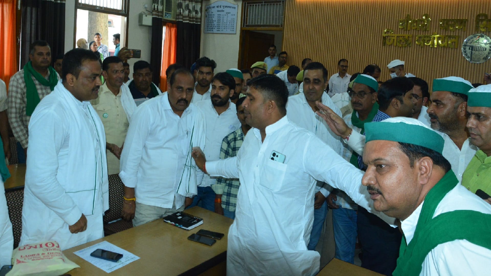 Muzaffarnagar: Conflict broke out between BKU leaders during meeting of Farmer Day and see photos