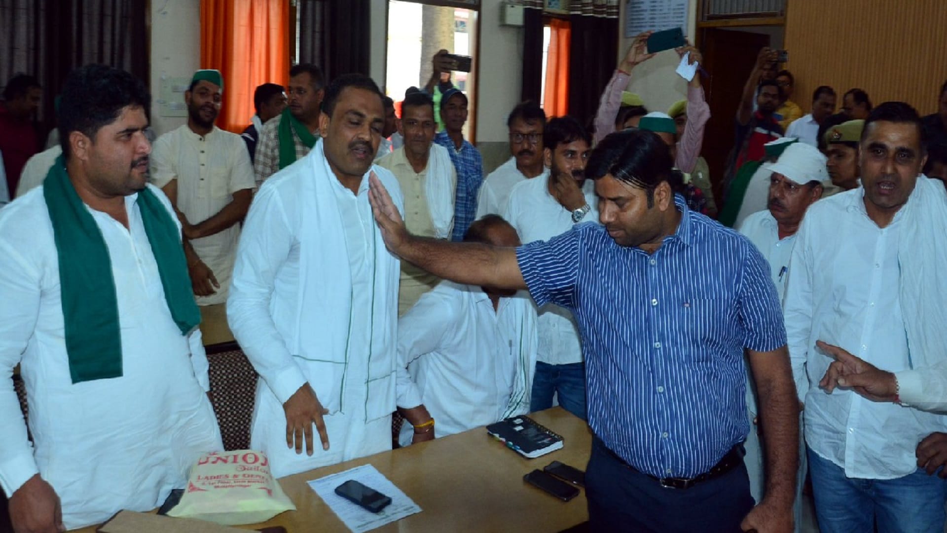 Muzaffarnagar: Conflict broke out between BKU leaders during meeting of Farmer Day and see photos
