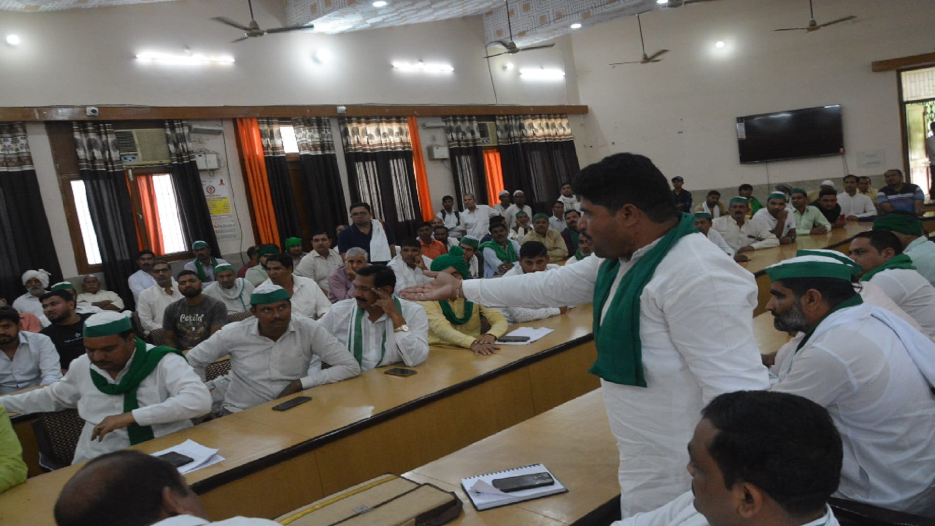 Muzaffarnagar: Conflict broke out between BKU leaders during meeting of Farmer Day and see photos