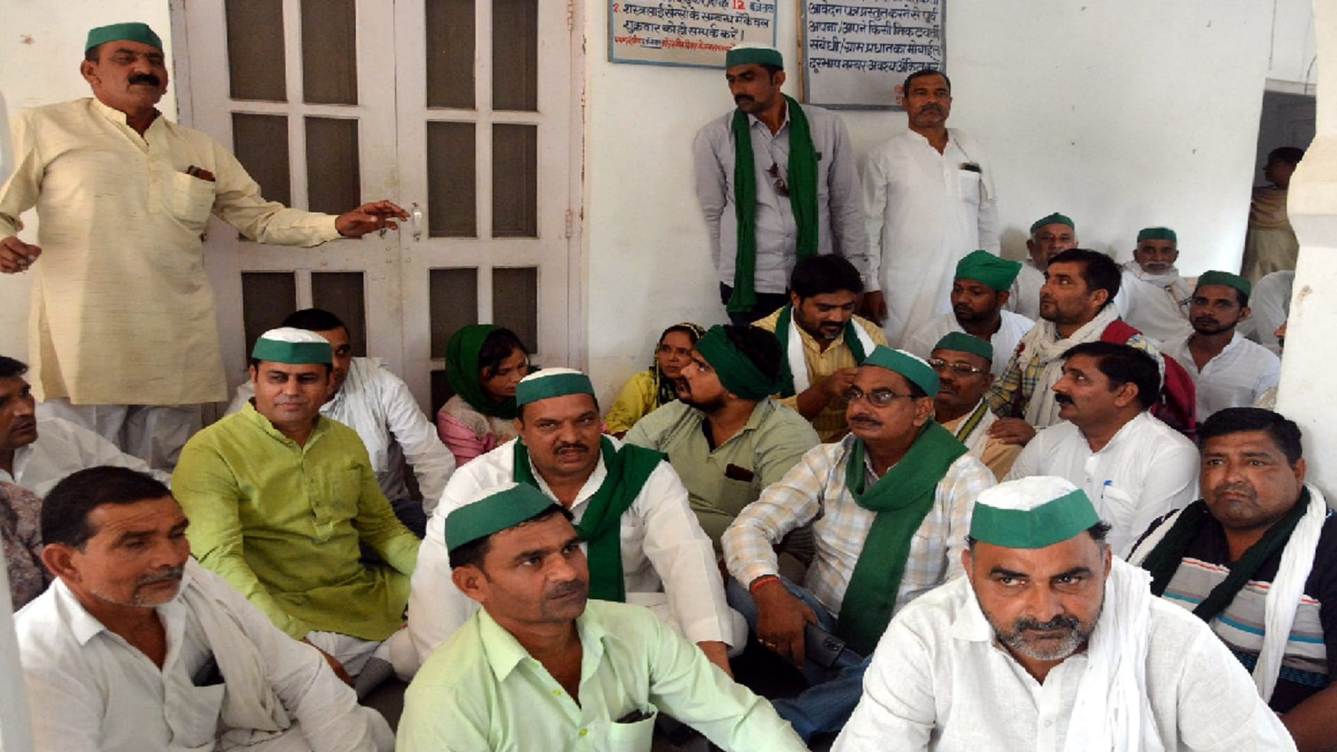 Muzaffarnagar: Conflict broke out between BKU leaders during meeting of Farmer Day and see photos