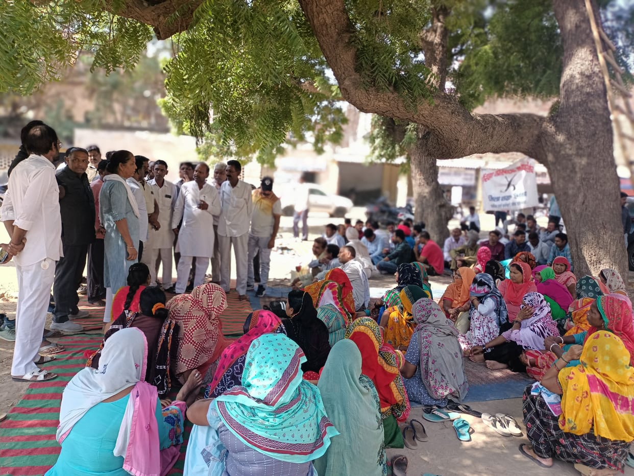 Safai workers on strike, garbage piled up in the city