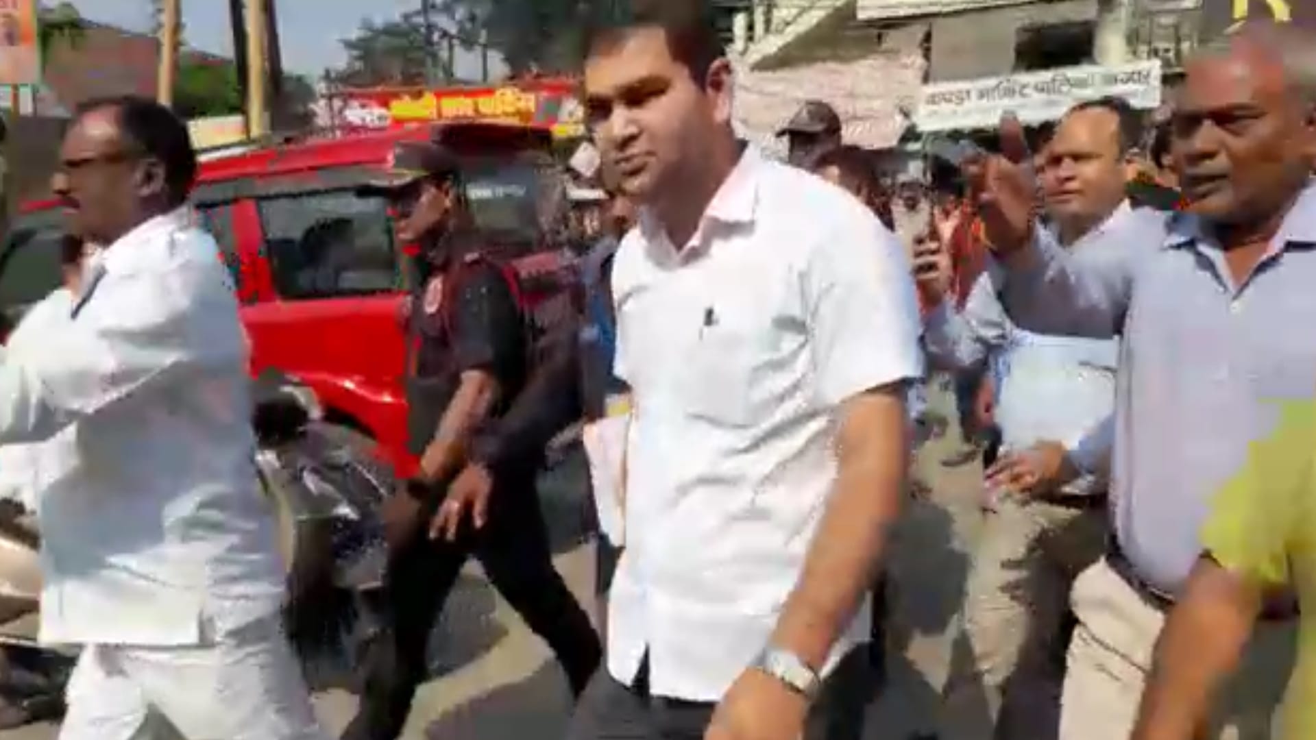 Meerut: Ruckus in board meeting of Nagar Nigam and Municipal Commissioner saved his life by running away