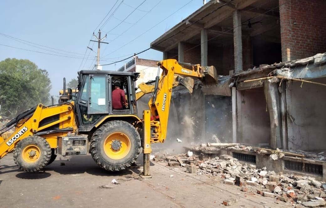 Kanpur Dehat: Stone pelted on police who arrived to demolish illegal possession, three injured including two policemen, two youths arrested