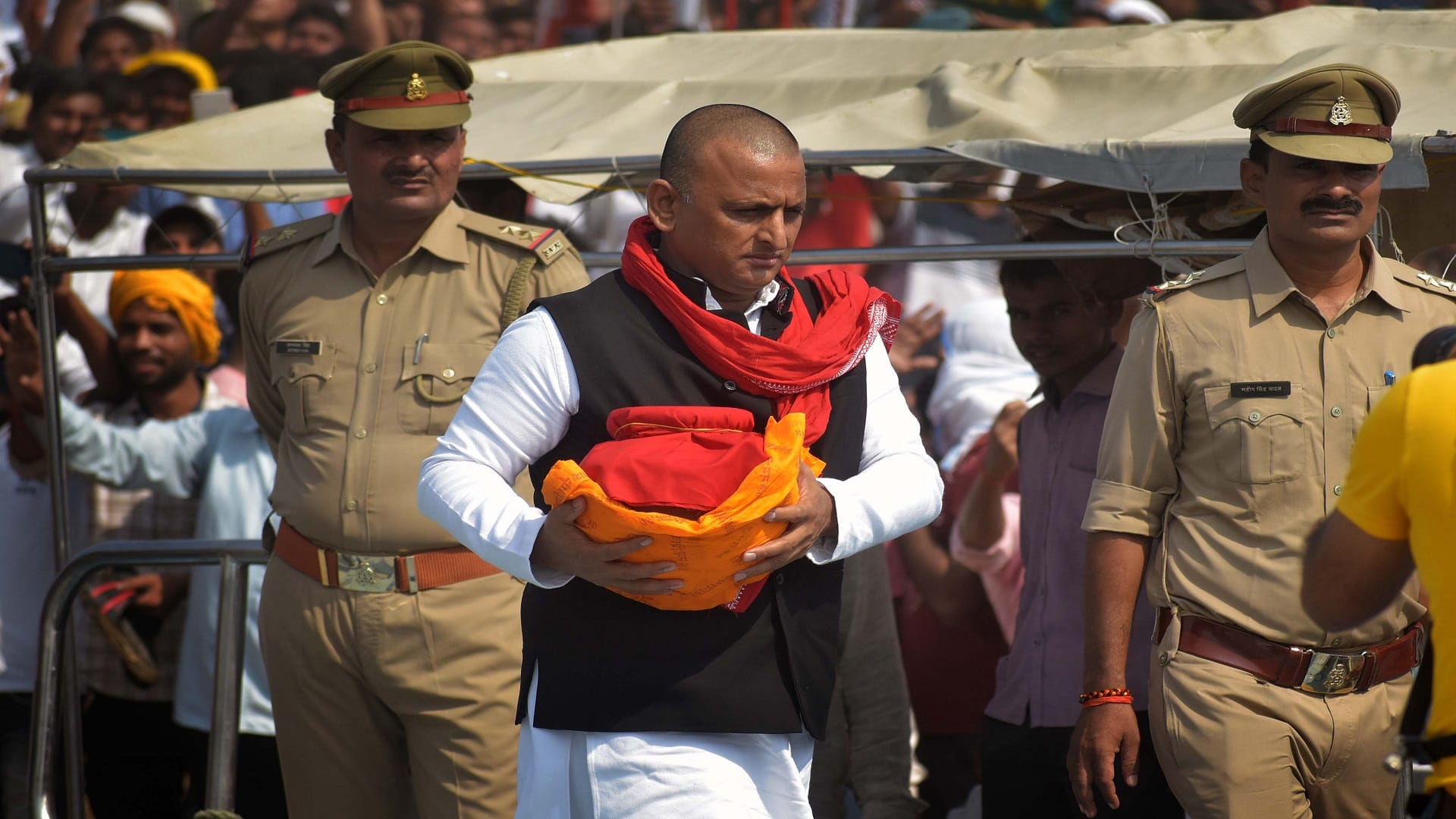 Prayagraj: Former Chief Minister Mulayam Singh Yadav's ashes immersed in Sangam