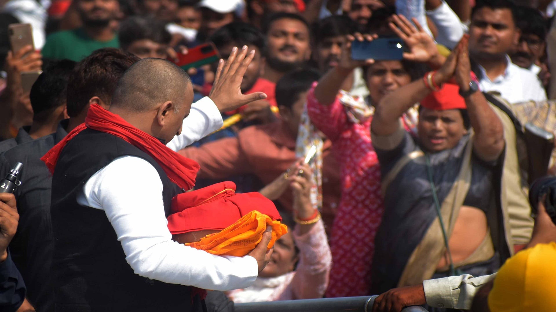 Prayagraj: Former Chief Minister Mulayam Singh Yadav's ashes immersed in Sangam