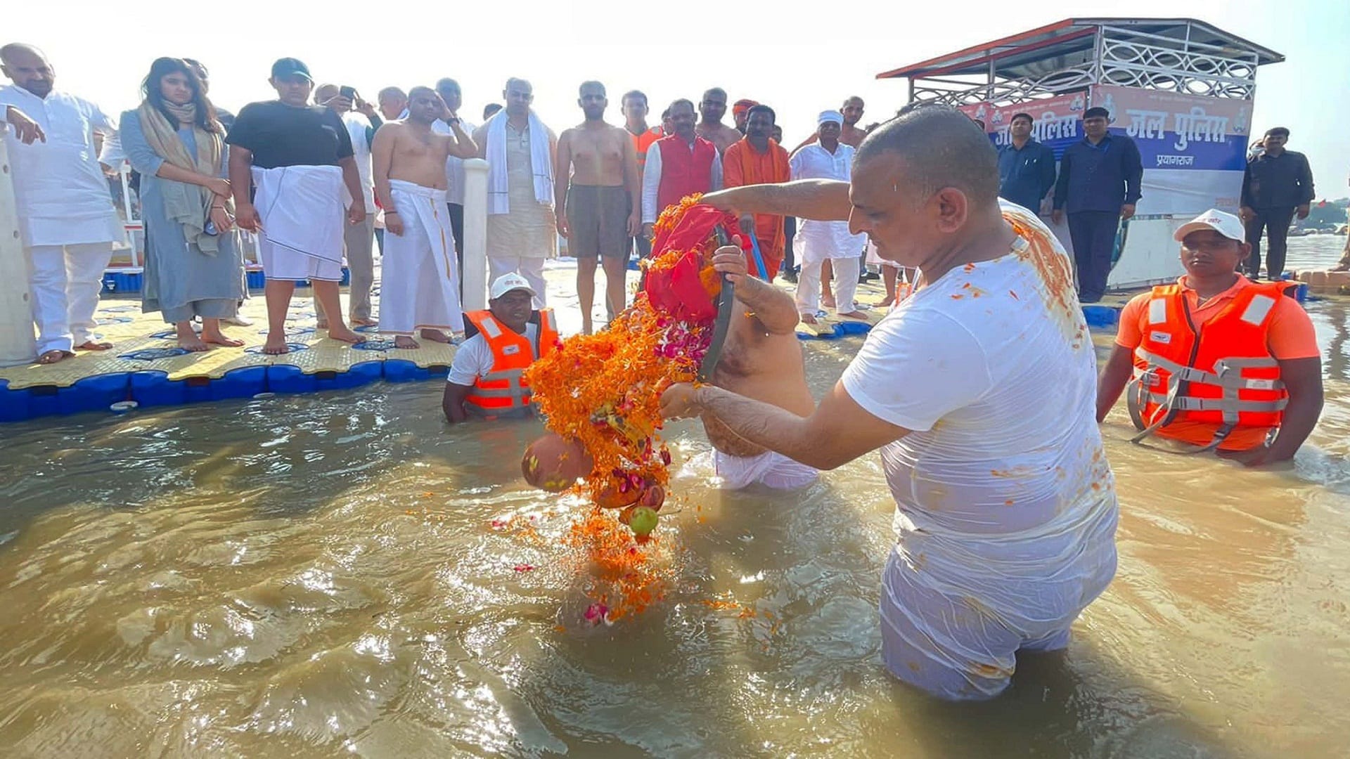 Prayagraj: Former Chief Minister Mulayam Singh Yadav's ashes immersed in Sangam