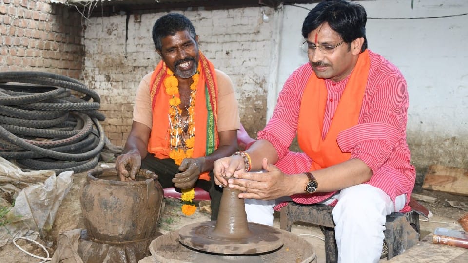 Barwani: Rajya Sabha MP Sumer Singh went to the potter's house to make earthen lamps, promised to give machine