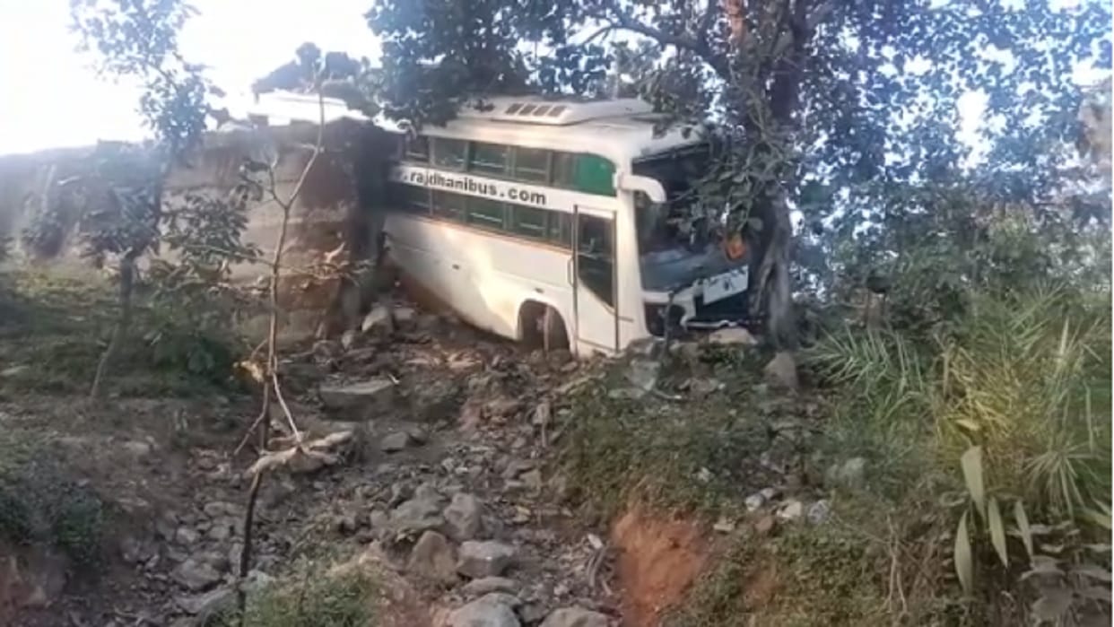 bus coming from prayagraj to bilaspur collided with tree