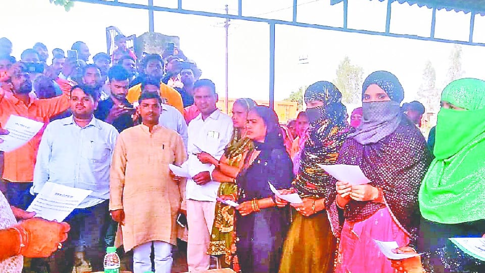 Haridwar News: 76 panchayat heads and 900 members took oath in Bahadrabad