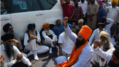 mp Simranjit sing Mann stopped at kathua lakhanpur from entering jammu kashmir thirdday