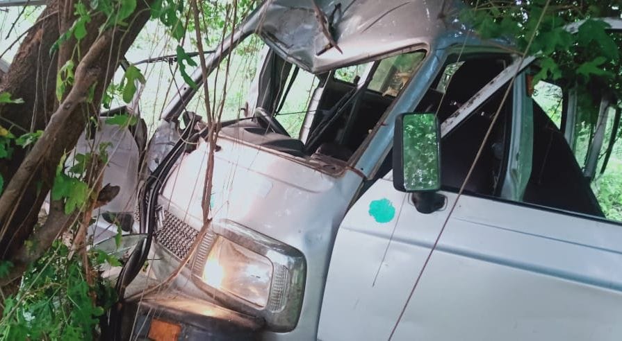 Hardoi, Uncontrolled van rammed into tree after landing in Khanti, three injured