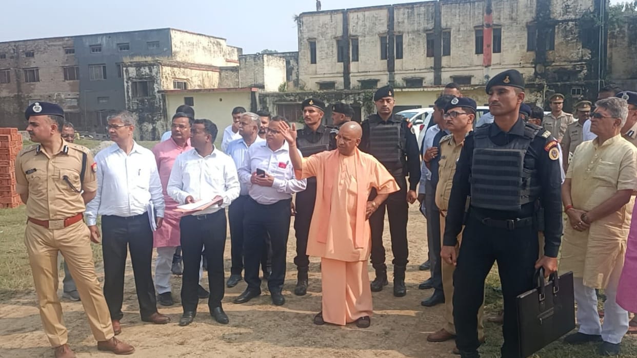 CM Yogi Adityanath in Ayodhya to do inspection for the prepration of Deepotsav.