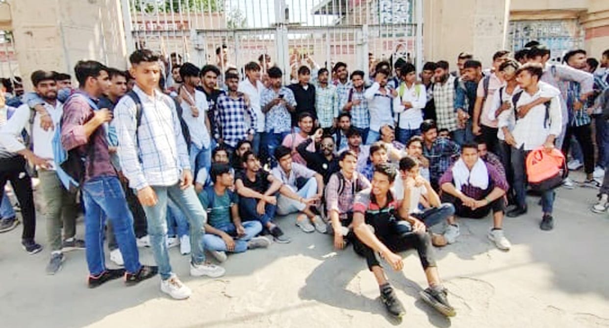 Students locked the gate due to non-recruitment of teachers in Jat College