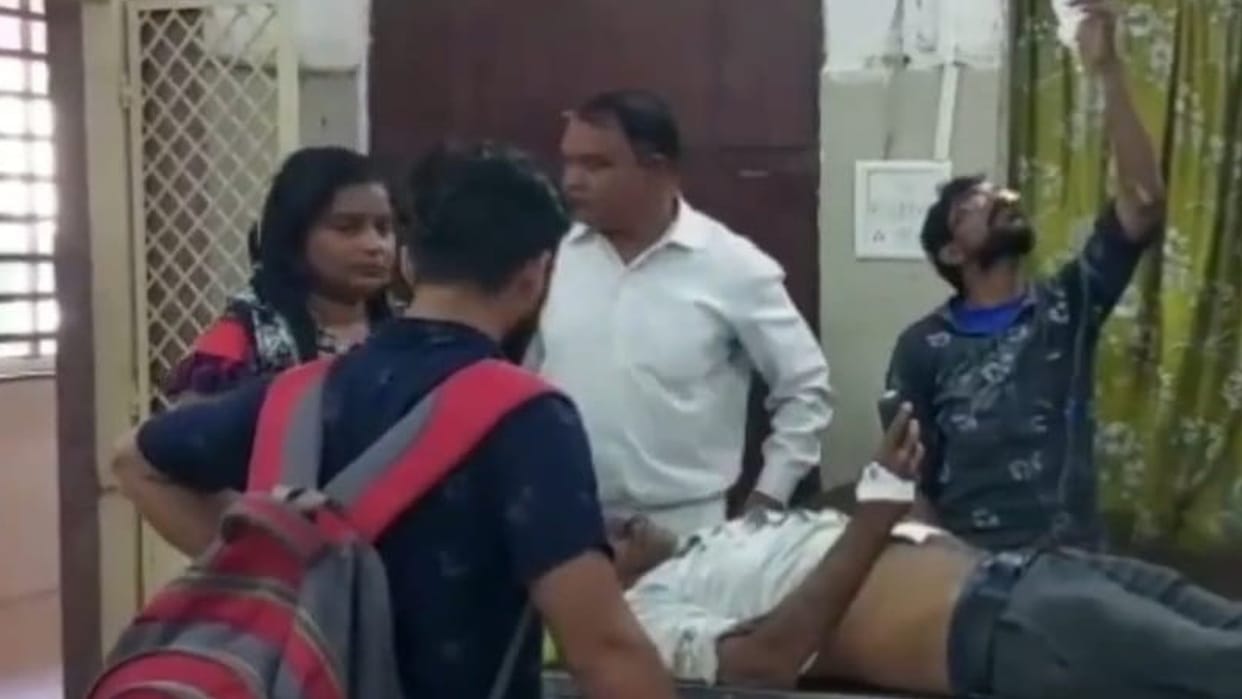 Sarpanch attacked in Damoh in money transaction, injured in stomach, treatment continues in critical condition