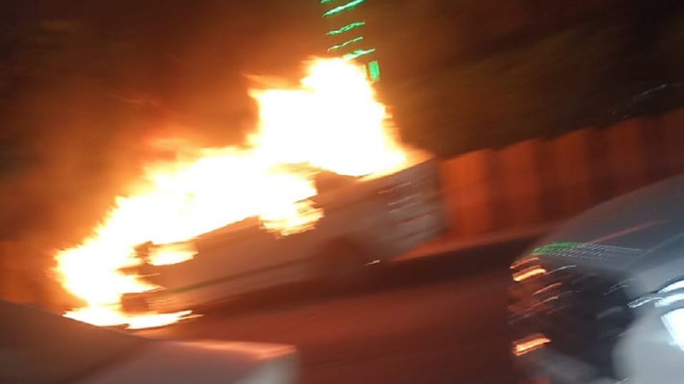 moving car suddenly caught fire in Noida Sector 62