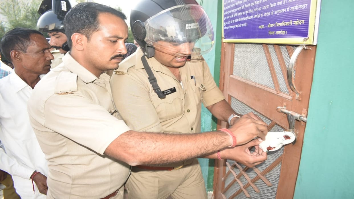 Illegal extortionist used to attach Bhura property extort money from private buses and ragged vehicles