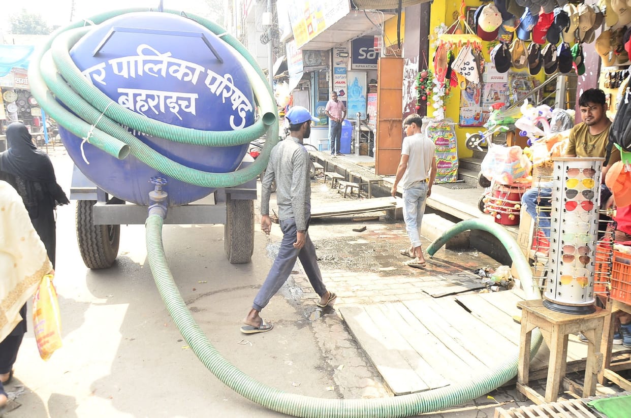 Problem: smelly water filled in the market for five days