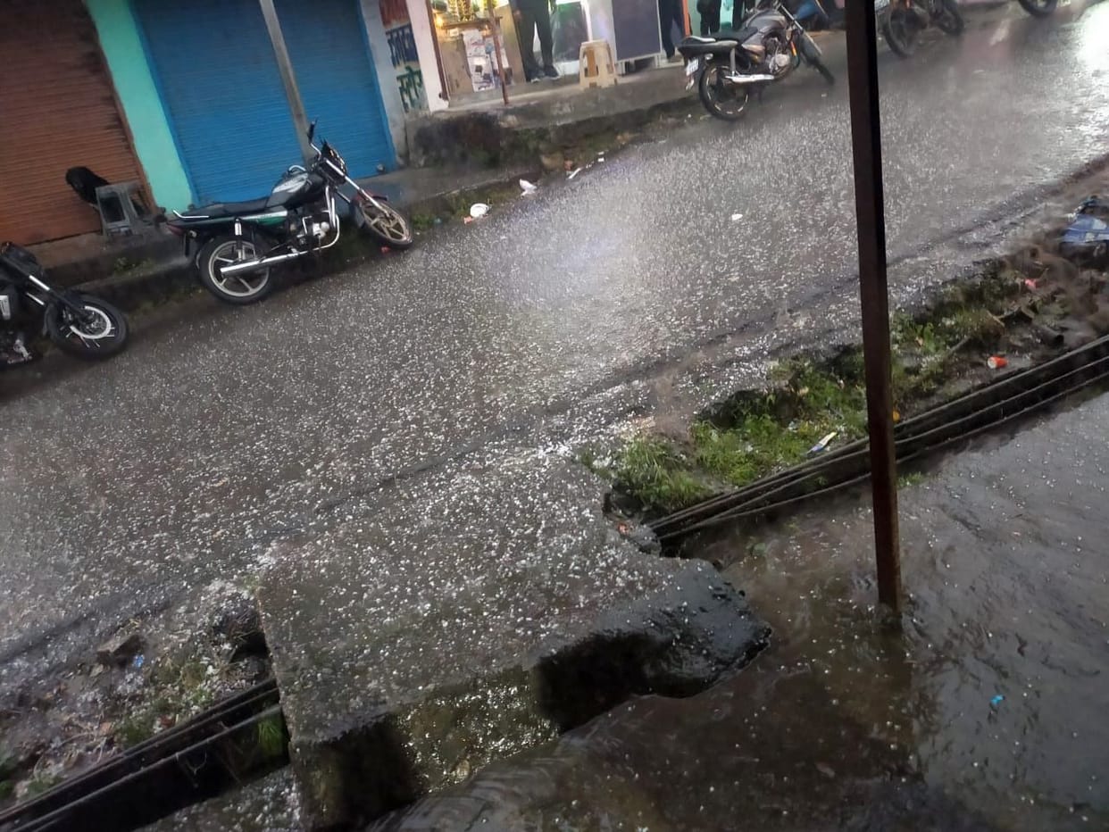 Hail fell with rain in Gangolihat, Champawat