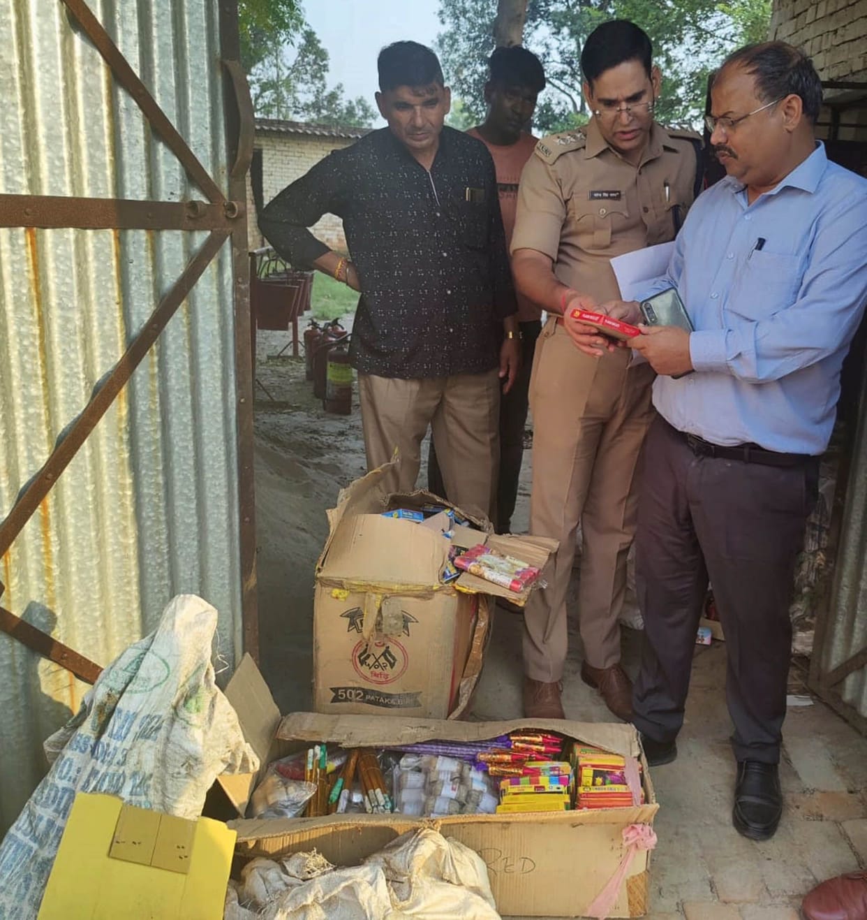 In Charthaval, SDM raided the town and caught firecrackers