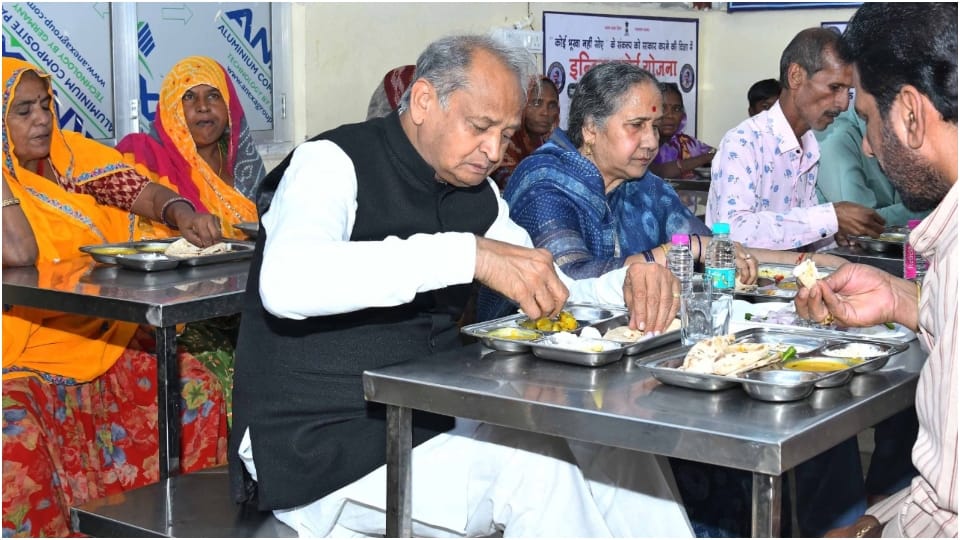CM Ashok Gehlot ate food in Indira Rasoi Jaipur